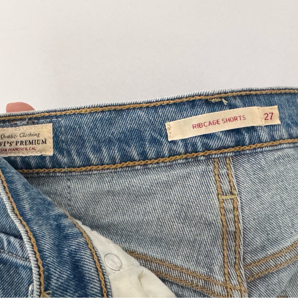 Levi’s Ribcage Shorts - Picture 4 of 4